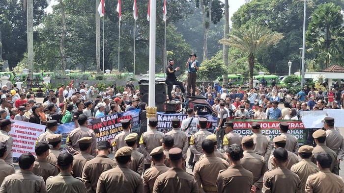 Ratusan Sopir Angkot Geruduk Balai Kota Bogor, Minta Batas Usia Kendaraan Dievaluasi