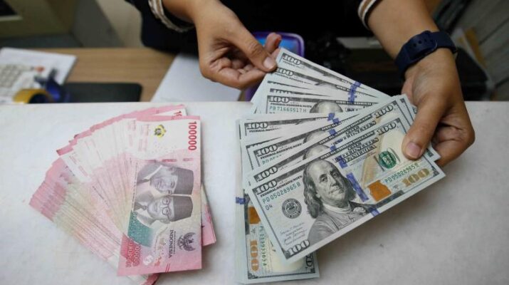 Rupiah Kembali Tertekan, Ditutup di Rp17.696 per Dolar AS